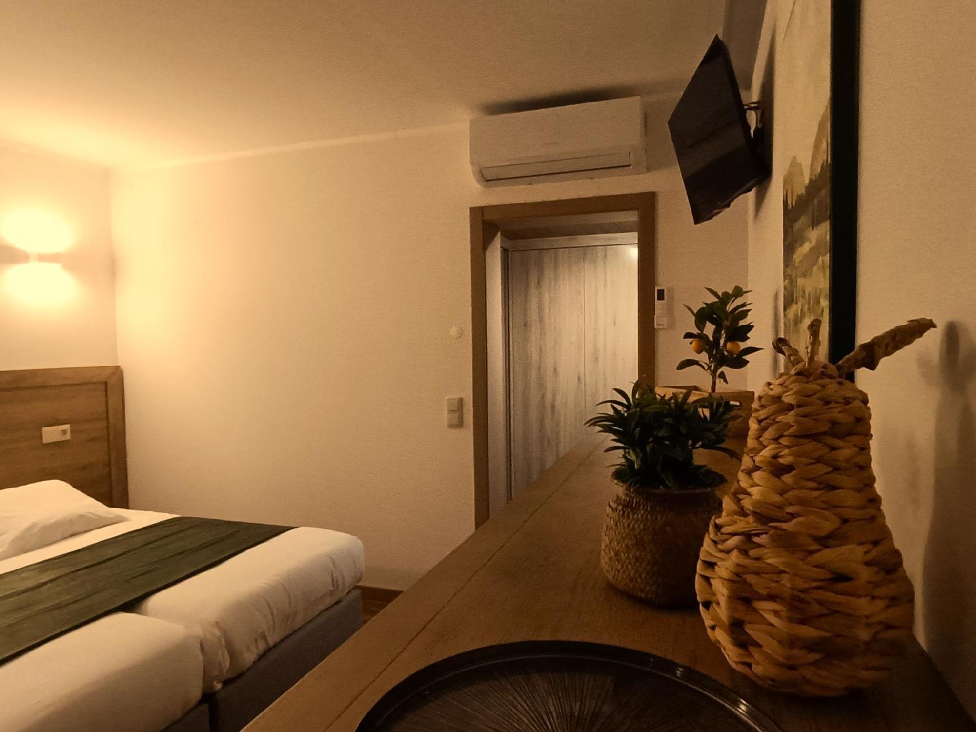 Quinta Padre Lobo Guest House ซังตามาเรีย ดา เฟย์รา ภายนอก รูปภาพ